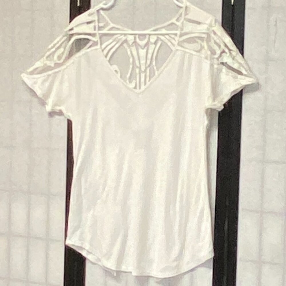 BKE Red Lace Shoulder White Tee XS V-Neck Short Raglan Sleeve Split Back Hem - Picture 4 of 11